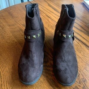 𝅺LIFE Stride brown suede ankle boots with detail